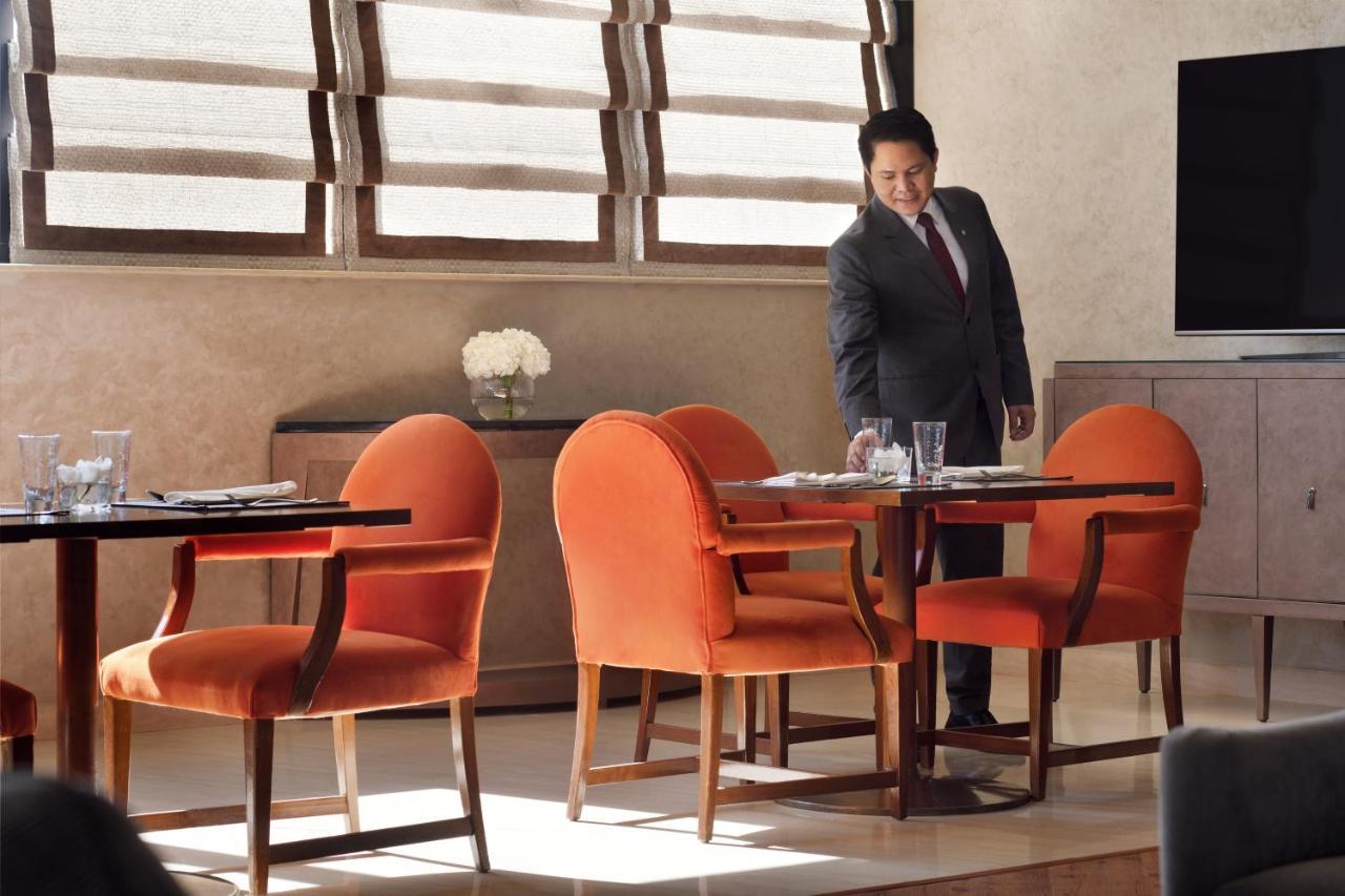InterContinental Ar Riyad Esterno foto A butler at the Four Seasons Hotel in Cairo