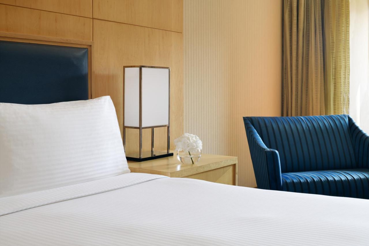InterContinental Ar Riyad Esterno foto A guest room at the Westin