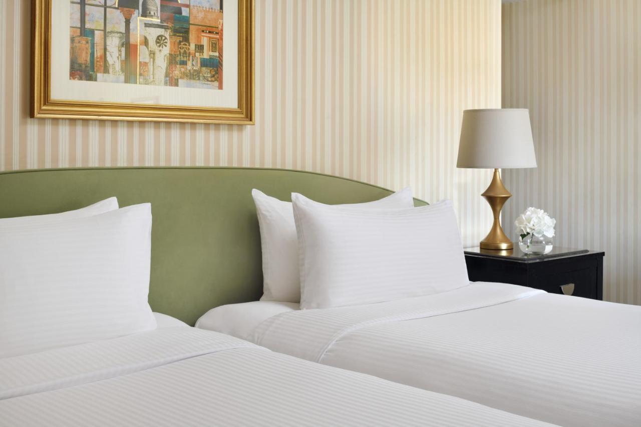InterContinental Ar Riyad Esterno foto A bed with white sheets
