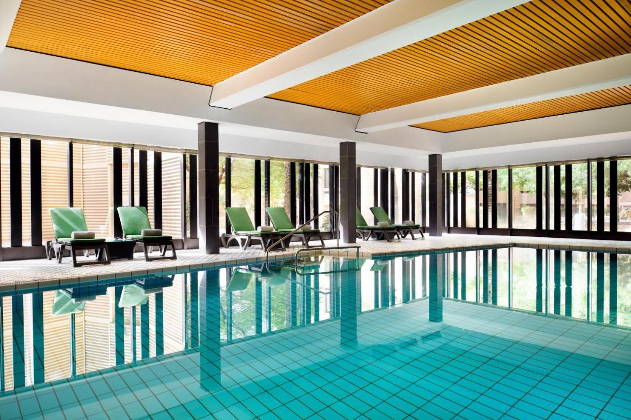InterContinental Ar Riyad Esterno foto The swimming pool at the hotel