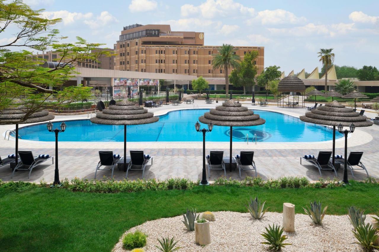InterContinental Ar Riyad Esterno foto The pool at the hotel