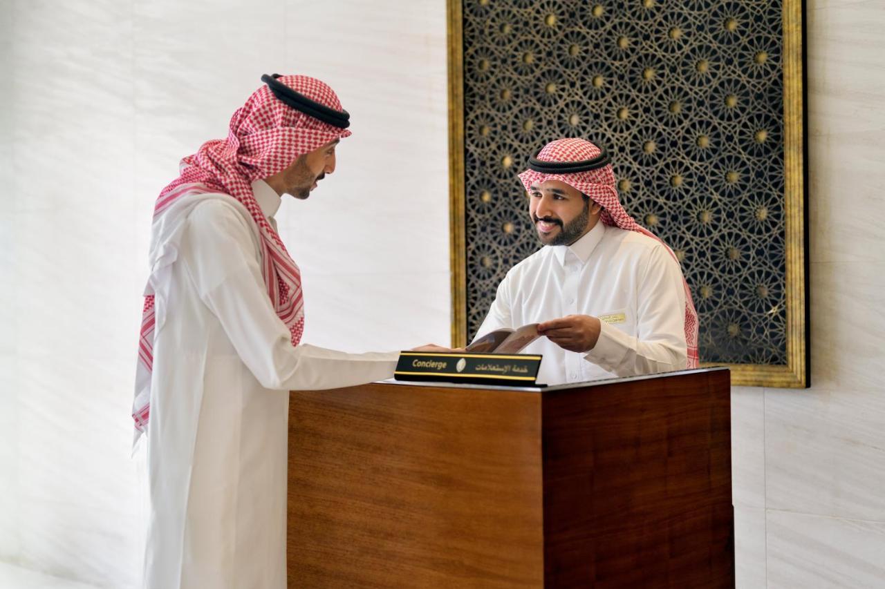 InterContinental Ar Riyad Esterno foto Saudi Arabian men wearing the traditional dishdasha