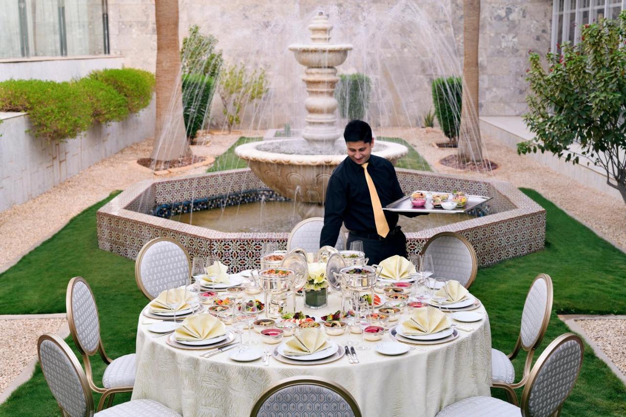 InterContinental Ar Riyad Esterno foto A butler at the Four Seasons Hotel in Cairo, Egypt