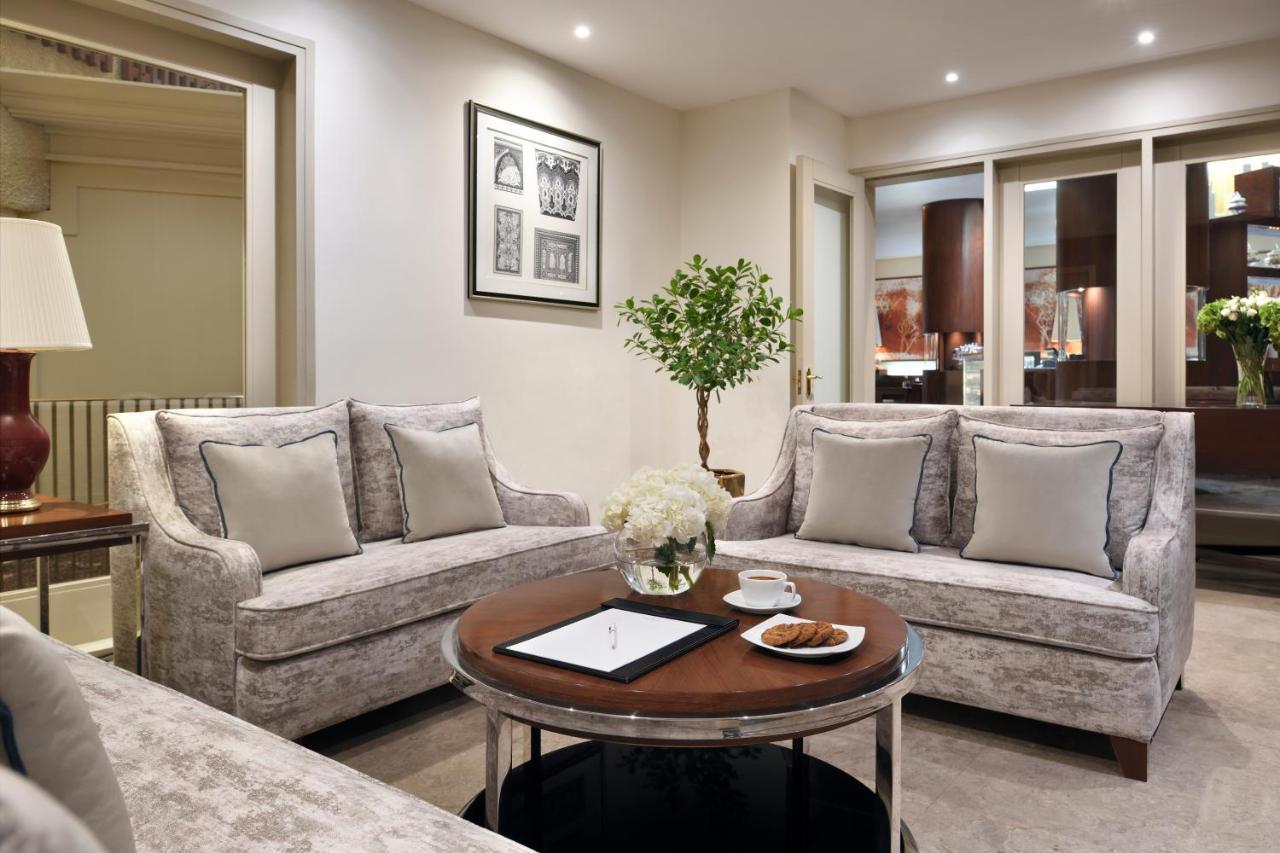InterContinental Ar Riyad Esterno foto The living room of a suite at The Dorchester