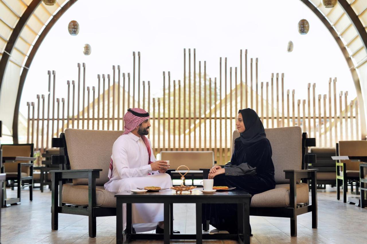 InterContinental Ar Riyad Esterno foto A Saudi Arabian man and woman in traditional dress
