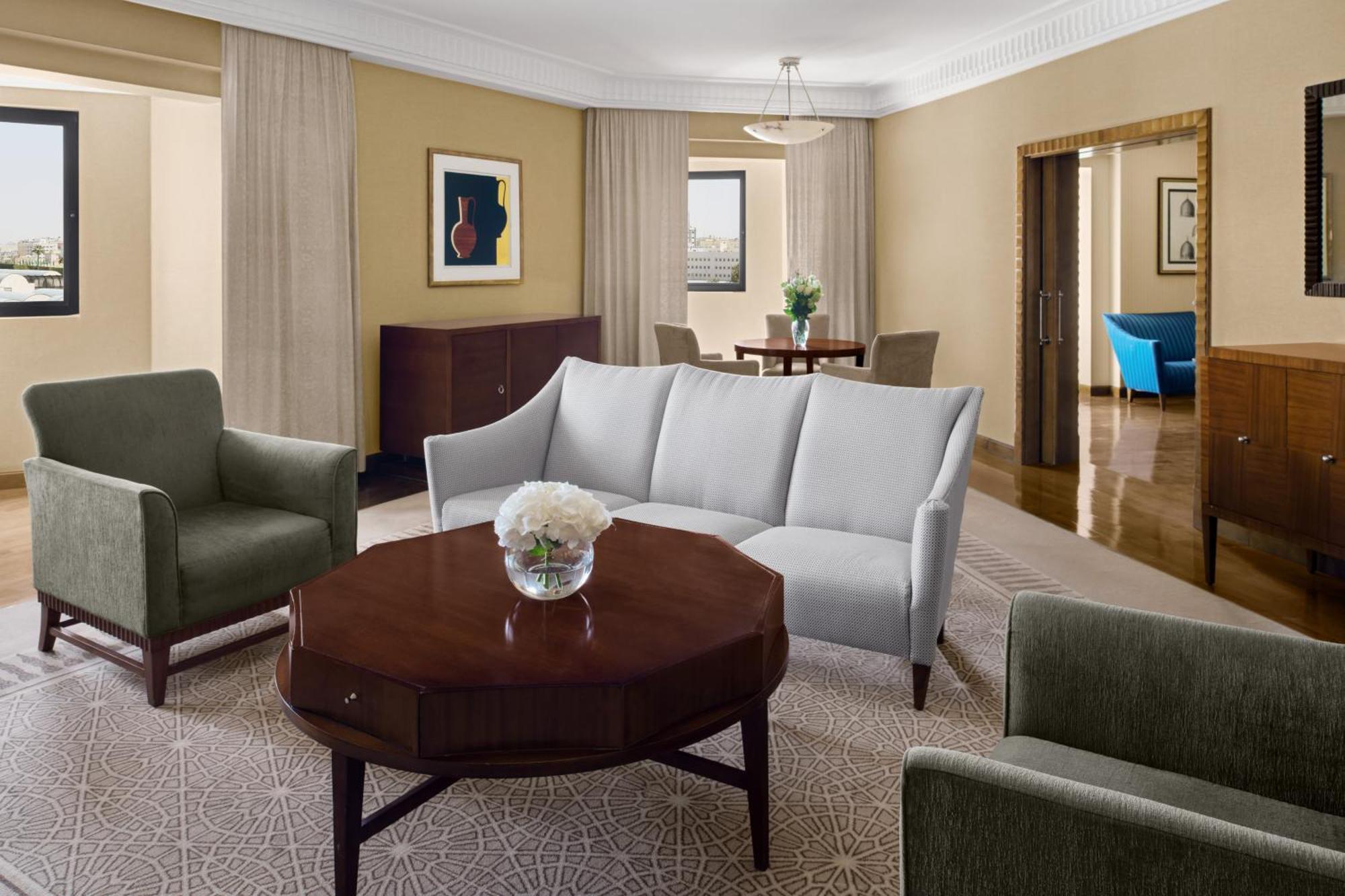 InterContinental Ar Riyad Esterno foto A living room in a suite at the Hilton San Francisco